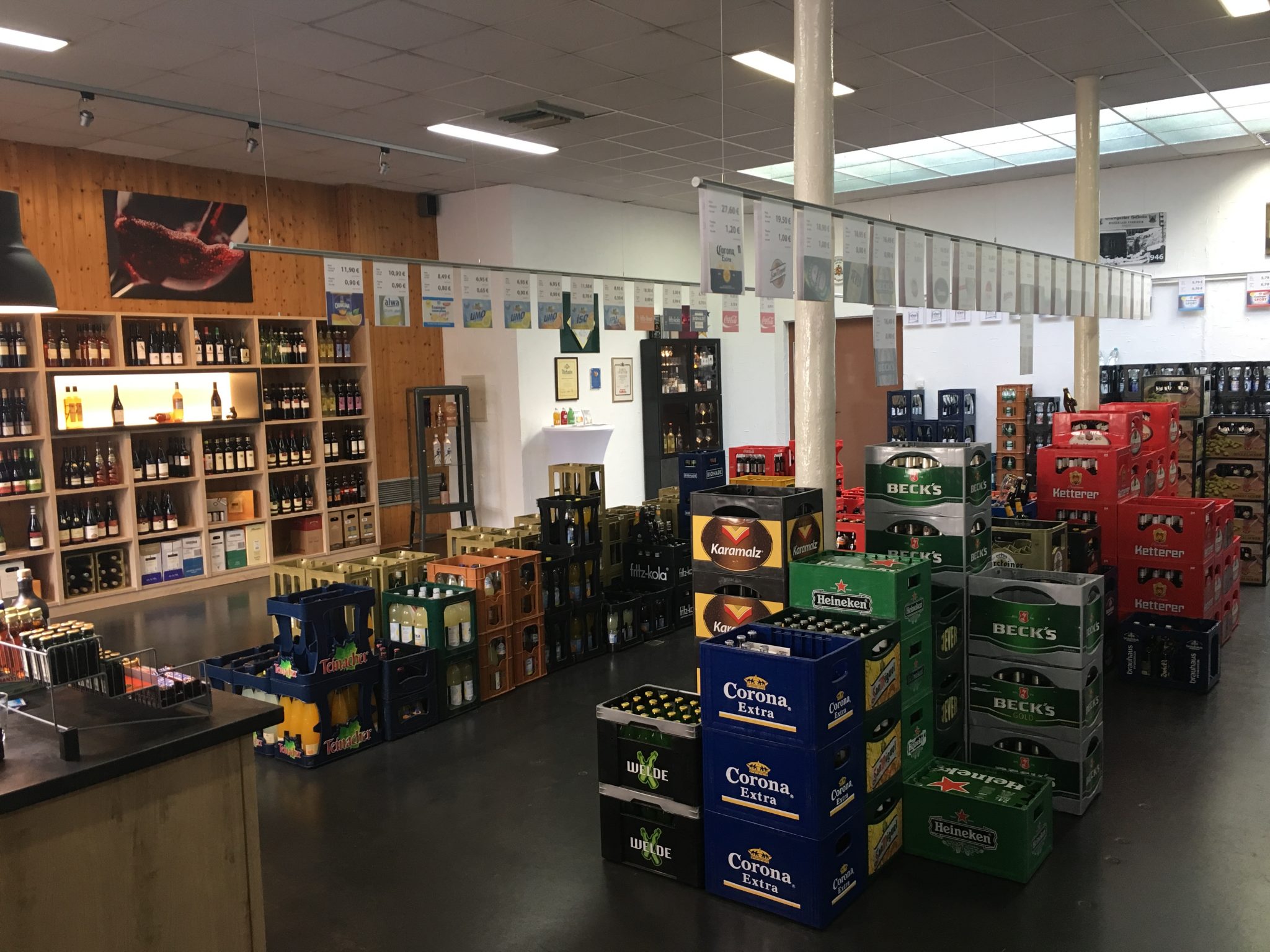 Blick in den Getränkemarkt von Getränke Koch mit Kästen und Weinregal