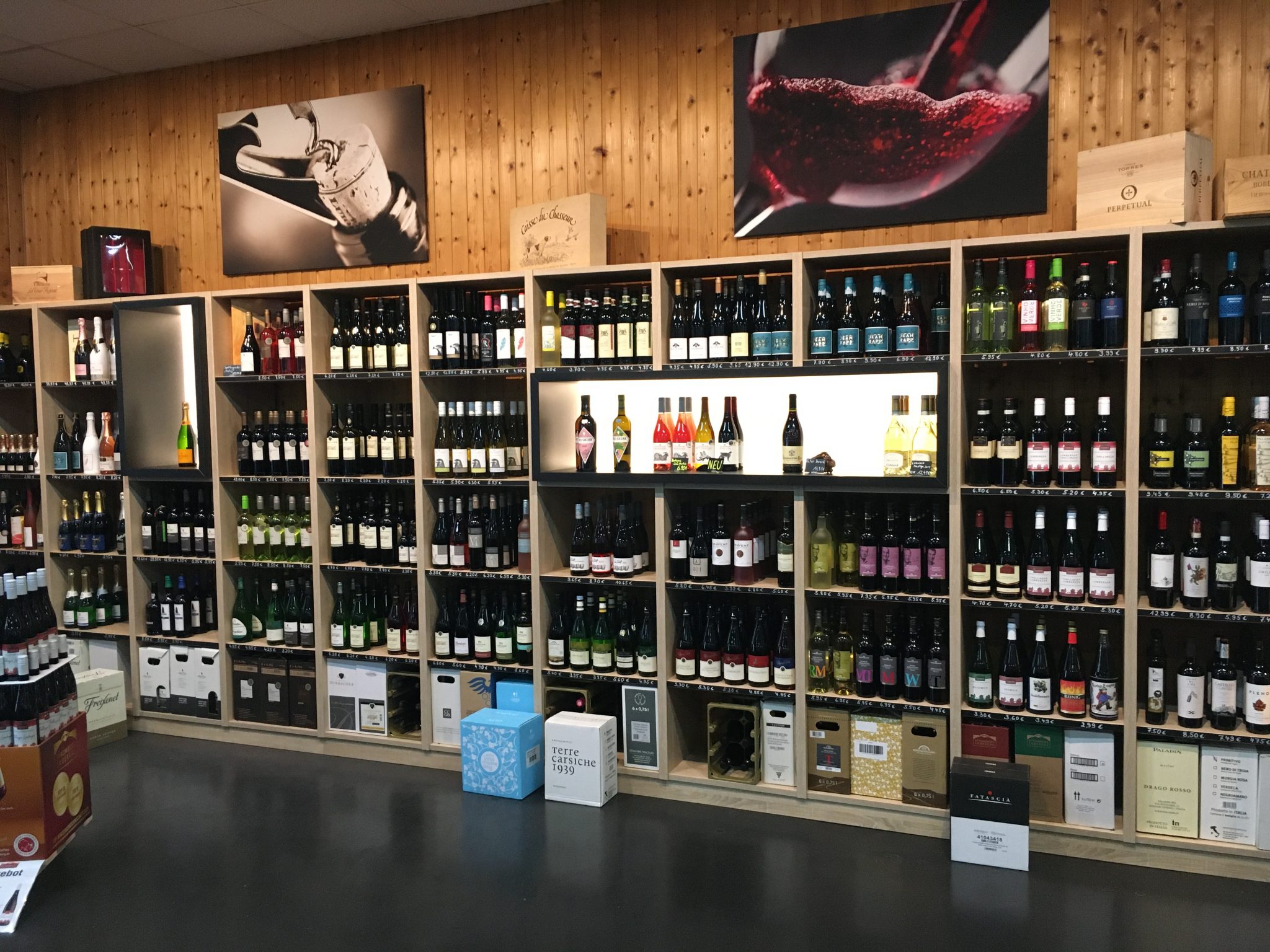 Weinregal im Abholmarkt von Getränke Koch